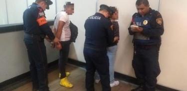 Detienen a dos por robo de celulares en Metro Coyoacán