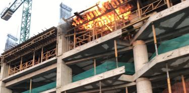 Bomberos laboran en incendio en edificio en construcción sobre Periférico
