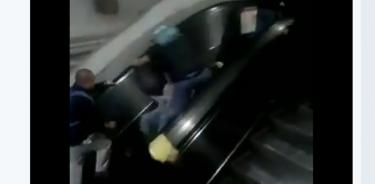 Usuarios del Metro caen en escalera eléctrica en Tacubaya tras falla