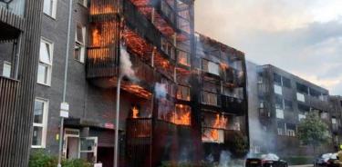 Incendio arrasa edificio de apartamentos en Londres