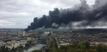 Se incendia fábrica de químicos en Francia; hay riesgo de contaminación de río Sena