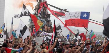 Masiva e inédita manifestación en Chile para exigir la marcha de Piñera
