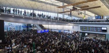 Manifestantes toman el aeropuerto de Hong Kong