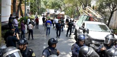 Policías desalojan en medio de jaloneos predio invadido en la colonia Juárez