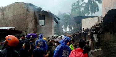 Mueren ocho personas al estrellarse avión en Filipinas