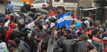 Segundo grupo migrantes hondureños sigue entrando a Guatemala