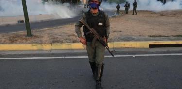 Lanzan bombas lacrimógenas contra Guaidó