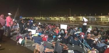 Migrantes bloquean Puente Nuevo Internacional en Tamaulipas