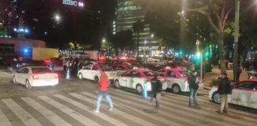 Taxistas bloquean ambos sentidos de Paseo de la Reforma