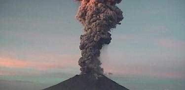 Explosión del Popocatépetl causa fumarola con una altura de 5 km