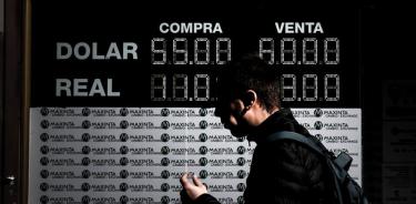 Medidas del Gobierno argentino no calman a los mercados y el peso se devalúa