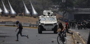 Tanques militares atropellan a manifestantes en Venezuela