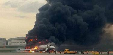 Incendio en avión ruso mata a 40 pasajeros