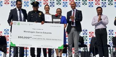 Reconocen a policía de la CDMX que recuperó 10 mil dólares tras un asalto