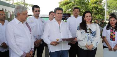 Honduras acuerda con México emular sus programas sociales