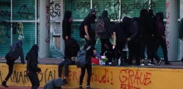 Encapuchados realizan destrozos en la UNAM durante marcha contra acoso