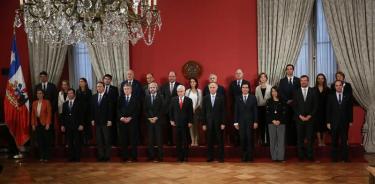 Piñera renuncia a ocho ministros de su gabinete