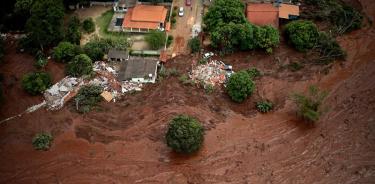 Colapso de presa en Brasil; van 10 muertos y 299 desaparecidos