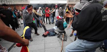 Manifestantes toman la Asamblea de Ecuador al grito de “¡Fuera Lenín!”