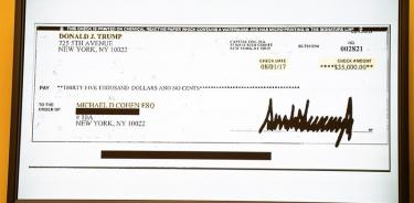 Cohen muestra cheque con el que Trump le reembolsó su pago a actriz porno