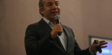 Cancela Calderón participación en simposio del Tec de Monterrey ante protestas