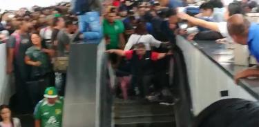 Caen cuatro mujeres en escaleras de Metro Pantitlán