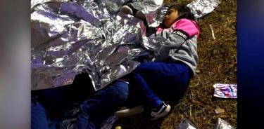 Niños duermen en el suelo en McAllen