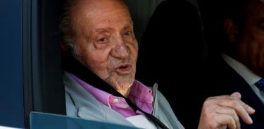 Rey emérito Juan Carlos de España sale del hospital con buen humor