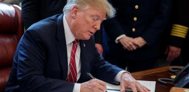 Trump firma veto a la resolución del Congreso contra su emergencia nacional