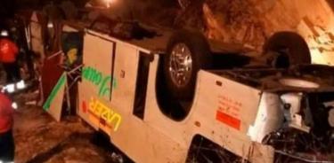 Cae autobús a barranco en Chiapas