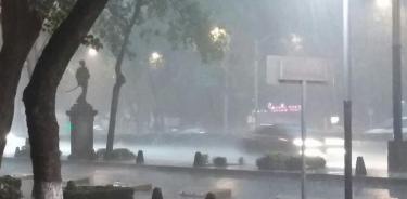 Caen árboles y espectacular por lluvia y viento en la Ciudad de México