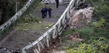 Colapsa puente en Francia; hay al menos un muerto
