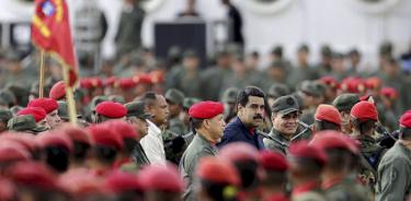 Generales claves están negociando la salida de Maduro: Bolton