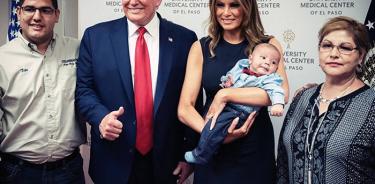 Foto con un bebé, colofón de la desastrosa visita de Trump a El Paso