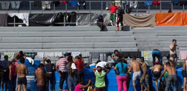 Continúa arribo de migrantes centroamericanos a estadio “Palillo”