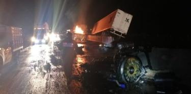 Accidente de tráiler provoca cierre parcial en autopista México-Querétaro