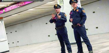 Policías bancarios asaltan a usuario adentro del Metro