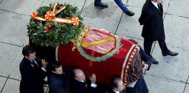 Exhuman restos del dictador Francisco Franco del Valle de los Caídos