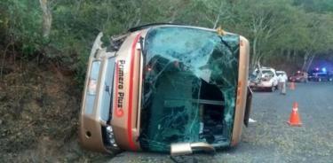 Resultan 14 personas lesionadas al volcar un autobús en Jalisco