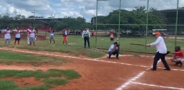 López Obrador juega softball con habitantes de Muna, Yucatán