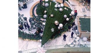 Se desploma árbol de Navidad en Plaza Manacar