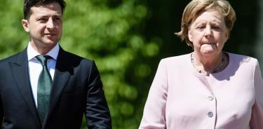 Merkel sufre ataque de espasmos durante acto oficial