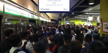 Los manifestantes prodemocracia colapsan el Metro de Hong Kong