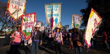 Mujeres campesinas marchan contra régimen de Bolsonaro