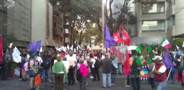 Manifestantes marchan a la embajada de Chile, afectan Reforma