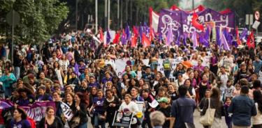 Miles de mujeres marchan contra feminicidios y secuestros en CDMX