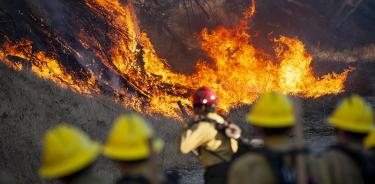 Un muerto y 100 mil evacuados por fuego en California