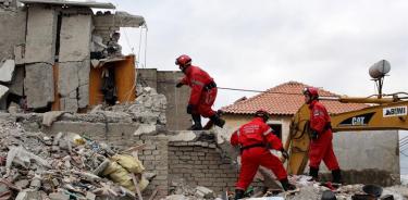 Rescatan a 46 personas con vida bajo los escombros en Albania