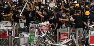 La policía carga contra manifestantes en Hong Kong, tras pedirlo Pekín