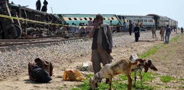 Mueren cuatro personas en ataque explosivo a tren en Pakistán